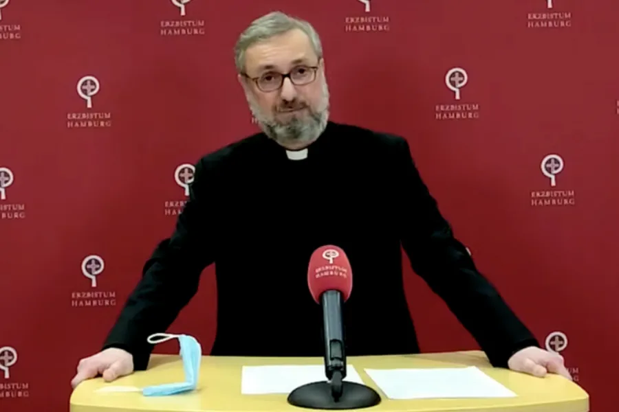 Mgr Stefan Heße, archevêque de Hambourg, en Allemagne, fait son annonce le 18 mars 2021 Capture d'écran YouTube