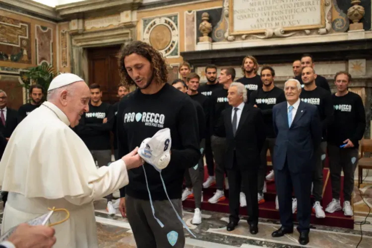 Le pape François rencontre une délégation de l'équipe Pro Recco Waterpolo 1913 au Vatican, le 22 avril 2021 / Vatican Media
