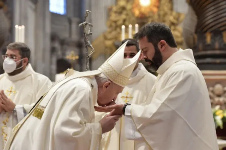 Le pape François embrasse les mains d'un prêtre nouvellement ordonné dans la basilique Saint-Pierre, le 25 avril 2021 / Vatican Media.