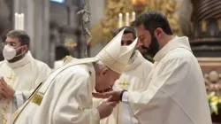 Le pape François embrasse les mains d'un prêtre nouvellement ordonné dans la basilique Saint-Pierre, le 25 avril 2021 / Vatican Media. / 