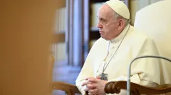 Le Pape François lors de son discours d'audience générale dans la bibliothèque du Palais Apostolique le 5 mai 2021 / Vatican Media. / 