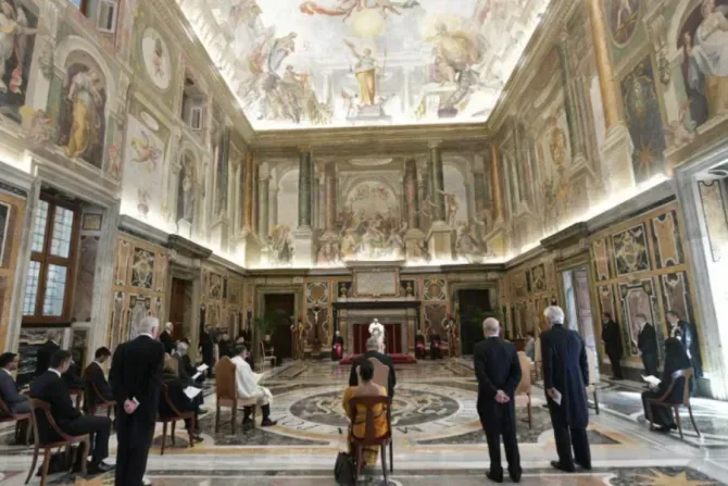 Le pape François s'adresse aux nouveaux ambassadeurs accrédités auprès du Saint-Siège dans la salle Clémentine du Vatican, le 21 mai 2021 / Vatican Media.