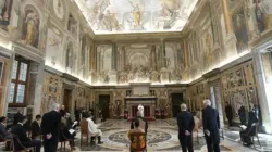 Le pape François s'adresse aux nouveaux ambassadeurs accrédités auprès du Saint-Siège dans la salle Clémentine du Vatican, le 21 mai 2021 / Vatican Media. / 