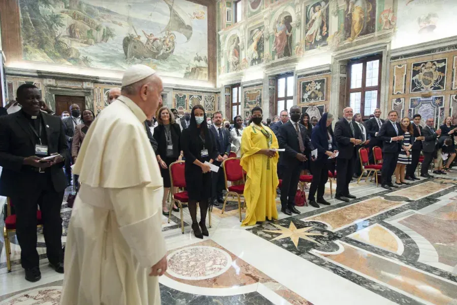 Le pape François salue les participants à une réunion promue par le Réseau international des législateurs catholiques dans la salle Clémentine du Vatican, le 27 août 2021. Vatican Media.