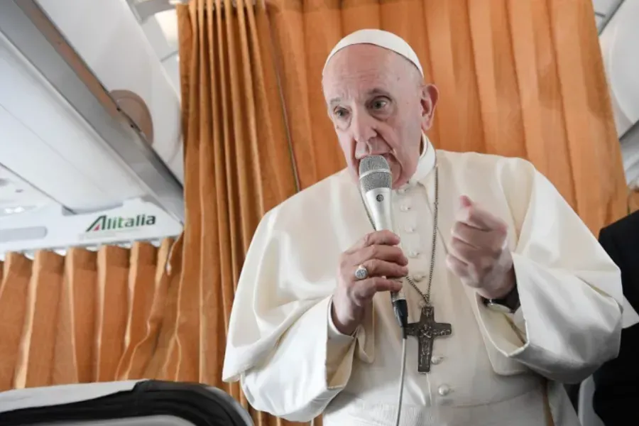 Le pape François s'exprime lors d'une conférence de presse en vol depuis la Slovaquie, le 15 septembre 2021. Vatican Media.