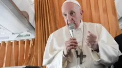 Le pape François s'exprime lors d'une conférence de presse en vol depuis la Slovaquie, le 15 septembre 2021. Vatican Media. / 