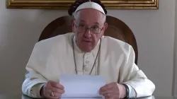 Le pape François envoie un message vidéo aux participants de l'événement Youth4Climate à Milan, en Italie, le 29 septembre 2021. Capture d'écran de la chaîne YouTube Vatican News. / 
