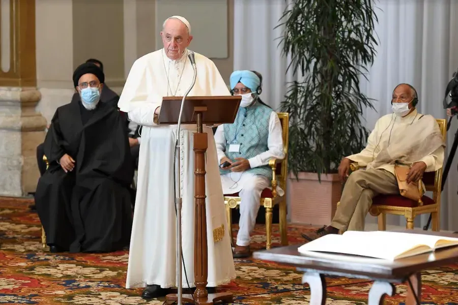Le Pape François s'adresse aux participants à la réunion "Foi et science : Vers la COP26 " dans la salle de bénédiction du Vatican, le 4 octobre 2021. Vatican Media