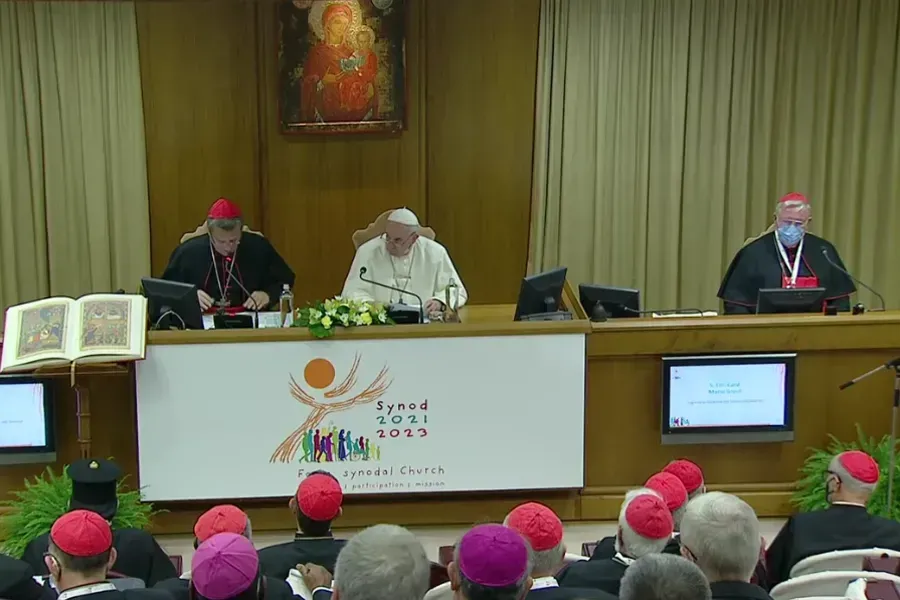Le pape François participe à un moment de réflexion pour l'ouverture du chemin synodal dans la nouvelle salle synodale du Vatican, le 9 octobre 2021. Capture d'écran de la chaîne YouTube Vatican News.