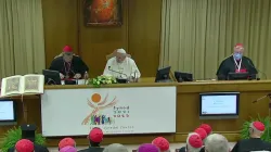 Le pape François participe à un moment de réflexion pour l'ouverture du chemin synodal dans la nouvelle salle synodale du Vatican, le 9 octobre 2021. Capture d'écran de la chaîne YouTube Vatican News. / 