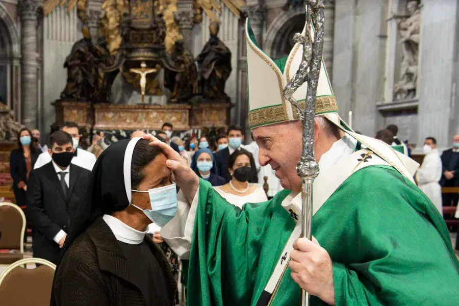 Le pape François salue la sœur Gloria Cecilia Narváez Argoti, récemment libérée, au Vatican, le 10 octobre 2021. Vatican Media.