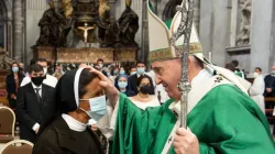 Le pape François salue la sœur Gloria Cecilia Narváez Argoti, récemment libérée, au Vatican, le 10 octobre 2021. Vatican Media. / 