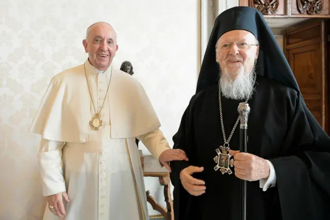 Le pape François rencontre le patriarche œcuménique Bartholomée Ier au Vatican le 4 octobre 2021. | Crédit : Vatican Media