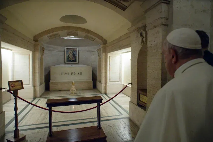 Le pape François prie sur la tombe du pape Pie XII le 2 novembre 2021. Vatican Media.