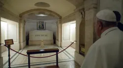 Le pape François prie sur la tombe du pape Pie XII le 2 novembre 2021. Vatican Media. / 