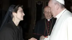 Sr. Raffaella Petrini rencontre le Pape François. | Vatican Media. / 