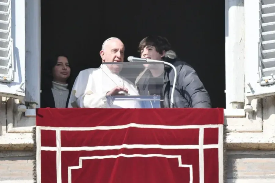Le pape François parle après avoir prononcé son discours de l'Angelus au Vatican, le 21 novembre 2021. Vatican Media.