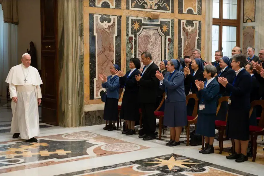 Le pape François rencontre des membres de la Famille paulinienne dans la salle Clémentine du Vatican, le 25 novembre 2021. Vatican Media.