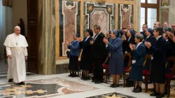 Le pape François rencontre des membres de la Famille paulinienne dans la salle Clémentine du Vatican, le 25 novembre 2021. Vatican Media. / 