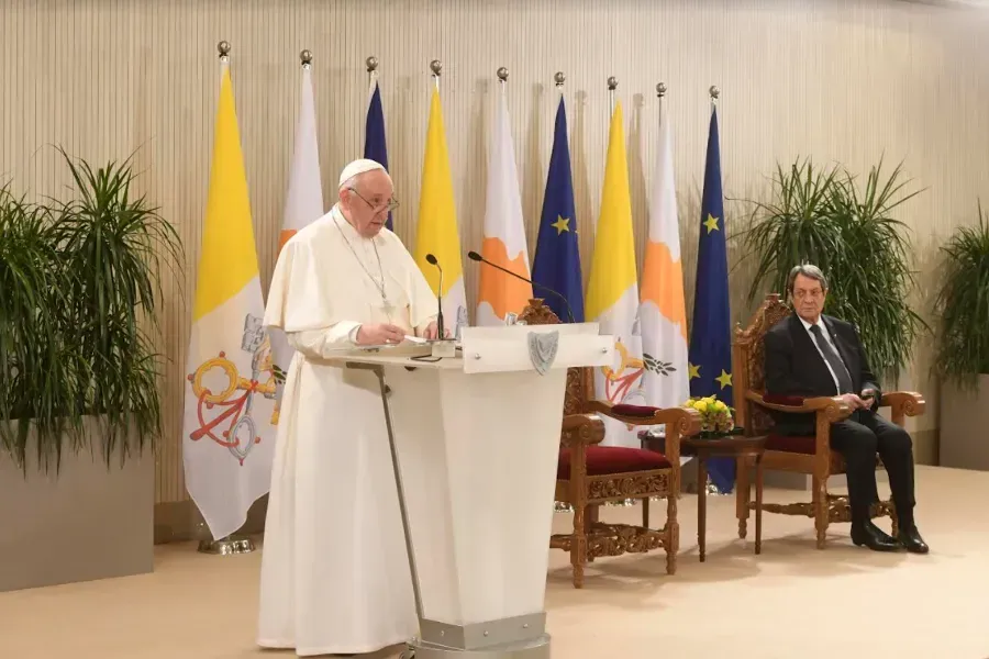 Le pape François s'adresse aux autorités, à la société civile et au corps diplomatique au palais présidentiel de Nicosie, à Chypre, le 2 décembre 2021. Vatican Media.