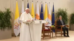 Le pape François s'adresse aux autorités, à la société civile et au corps diplomatique au palais présidentiel de Nicosie, à Chypre, le 2 décembre 2021. Vatican Media. / 