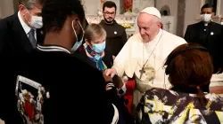 Le pape François participe à une prière œcuménique avec des migrants à l'église paroissiale de la Sainte-Croix à Nicosie, Chypre, le 3 décembre 2021. Vatican Media. / 