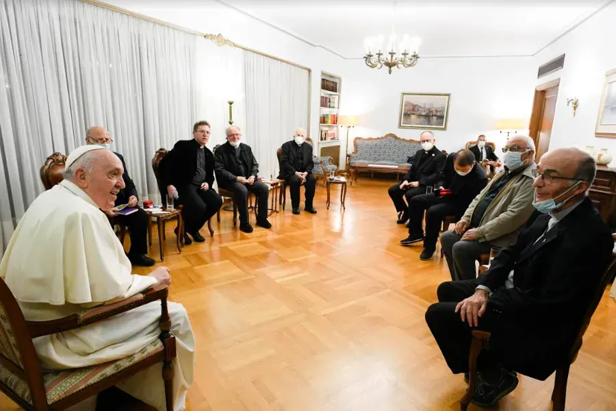 Le pape François s'adresse aux jésuites à la nonciature apostolique d'Athènes, en Grèce, le 4 décembre 2021. Vatican Media.