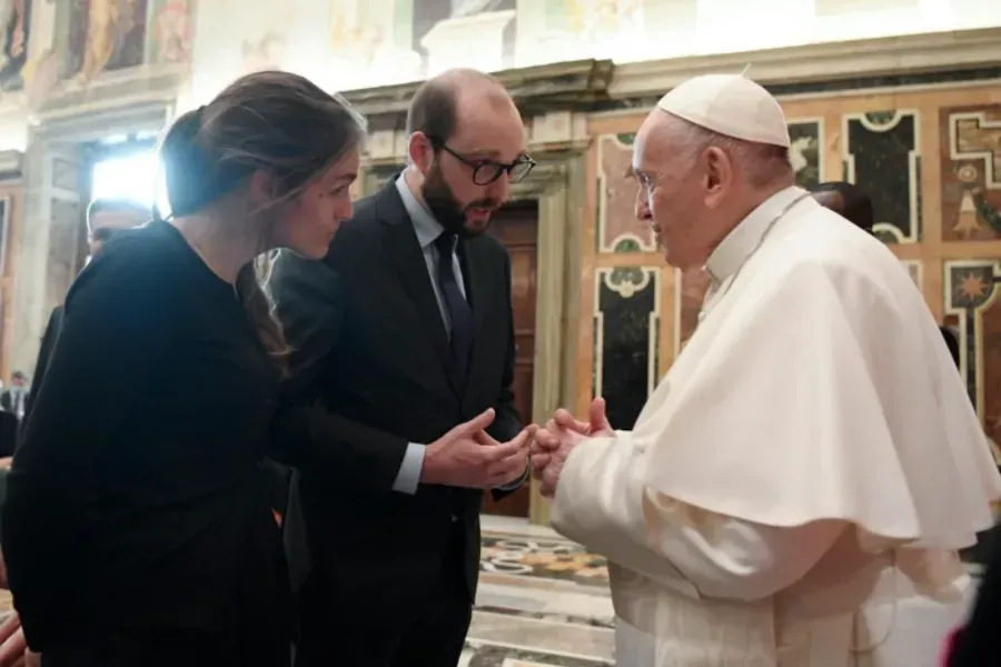 Le pape François rencontre des entrepreneurs catholiques français à la salle Clémentine du Vatican, le 7 janvier 2022. Vatican Media.