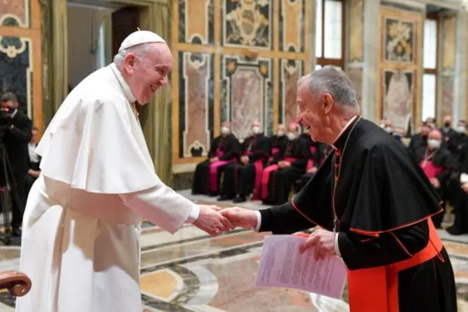 Le pape François salue le cardinal Luis Ladaria. | Vatican Media.