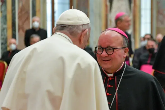 Le pape François salue Mgr Charles Scicluna. | Crédit : Vatican Media