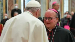 Le pape François salue Mgr Charles Scicluna. | Crédit : Vatican Media / 