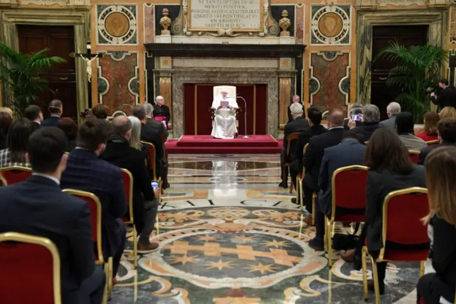 Le pape François rencontre les membres du consortium Catholic Factchecking à la salle Clémentine du Vatican, le 28 janvier 2022. Vatican Media.