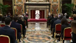 Le pape François rencontre les membres du consortium Catholic Factchecking à la salle Clémentine du Vatican, le 28 janvier 2022. Vatican Media. / 