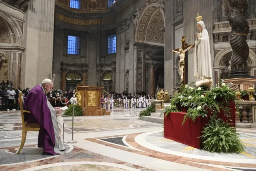 Le pape François lit l'acte de consécration au Cœur Immaculé de Marie dans la basilique Saint-Pierre, le 25 mars 2022. Vatican Media.