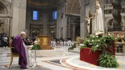 Le pape François lit l'acte de consécration au Cœur Immaculé de Marie dans la basilique Saint-Pierre, le 25 mars 2022. Vatican Media. / 