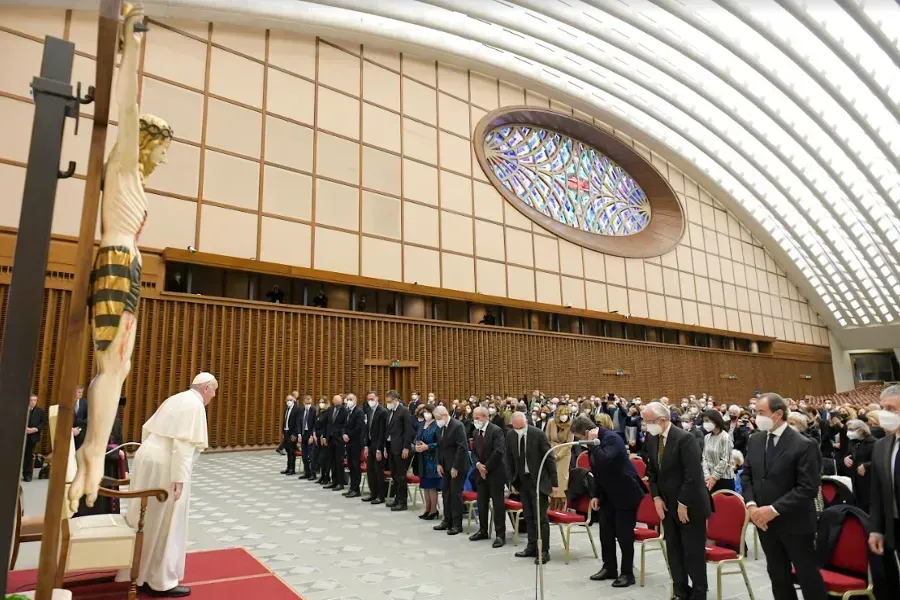 Le pape François rencontre les membres du Conseil supérieur de la magistrature d'Italie dans la salle d'audience Paul VI, le 8 avril 2022. Médias du Vatican.