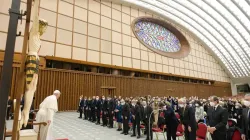 Le pape François rencontre les membres du Conseil supérieur de la magistrature d'Italie dans la salle d'audience Paul VI, le 8 avril 2022. Médias du Vatican. / 