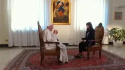 Le Pape François est interviewé par Lorena Bianchetti au Vatican. Capture d'écran de A Sua Immagine. / 