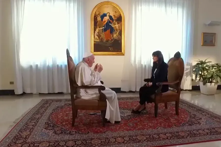 Le Pape François est interviewé par Lorena Bianchetti au Vatican. Capture d'écran de A Sua Immagine. / 