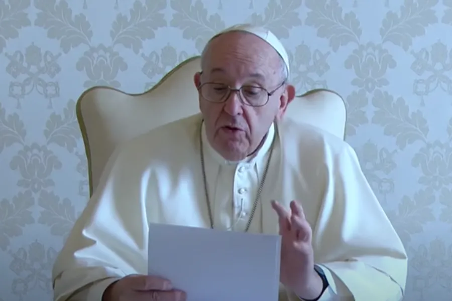 Le pape François enregistre un message vidéo pour les juges publié le 30 novembre 2020. Capture d'écran de la chaîne YouTube de Vatican News.