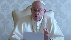 Le pape François enregistre un message vidéo pour les juges publié le 30 novembre 2020. / Capture d'écran de la chaîne YouTube de Vatican News.