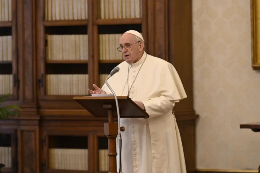 Le pape François livre son discours de l'Angélus dans la bibliothèque du Palais Apostolique le 24 janvier 2021. Vatican Media.