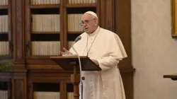 Le pape François livre son discours de l'Angélus dans la bibliothèque du Palais Apostolique le 24 janvier 2021. / Vatican Media.