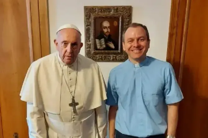 Le pape François avec le père Daniel Pellizzon, nommé secrétaire personnel du pape le 17 juillet 2023. | Crédit photo : Portal Encamino - Archevêché de Buenos Aires