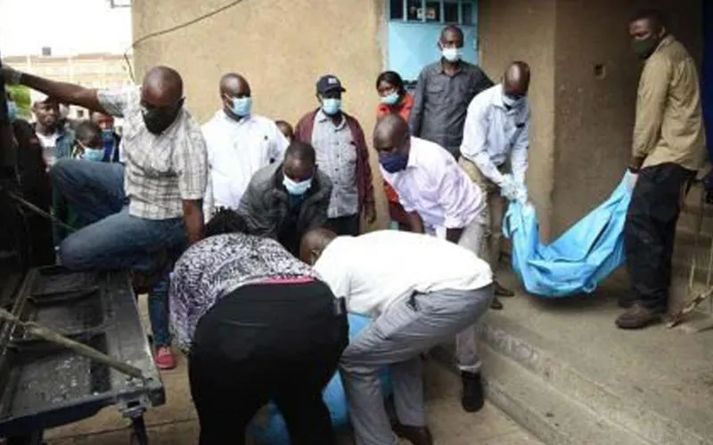 Les sacs mortuaires contenant deux des trois personnes, dont un séminariste qui a été retrouvé mort dans une maison à Nairobi, au Kenya Nairobi News