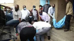 Les sacs mortuaires contenant deux des trois personnes, dont un séminariste qui a été retrouvé mort dans une maison à Nairobi, au Kenya / Nairobi News