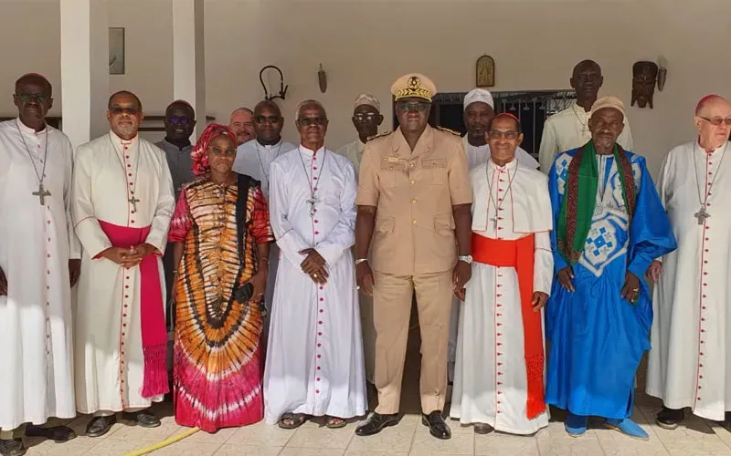 Les membres de la Conférence épiscopale mixte du Sénégal, de la Mauritanie, du Cap-Vert et de la Guinée-Bissau (CESMCVGB) avec les autorités à Kolda, au Sénégal. Crédit : Caritas Sénégal