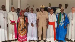 Les membres de la Conférence épiscopale mixte du Sénégal, de la Mauritanie, du Cap-Vert et de la Guinée-Bissau (CESMCVGB) avec les autorités à Kolda, au Sénégal. Crédit : Caritas Sénégal / 