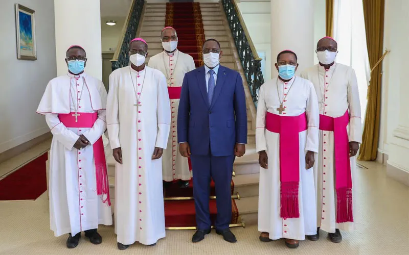 Les évêques du Sénégal avec le président Macky Sall après une audience le 14 janvier 2021. Domaine public
