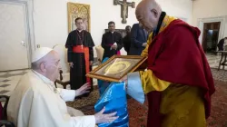 Le pape François a rencontré une délégation interreligieuse comprenant des leaders du bouddhisme en Mongolie le 28 mai 2022 | Vatican Media / 